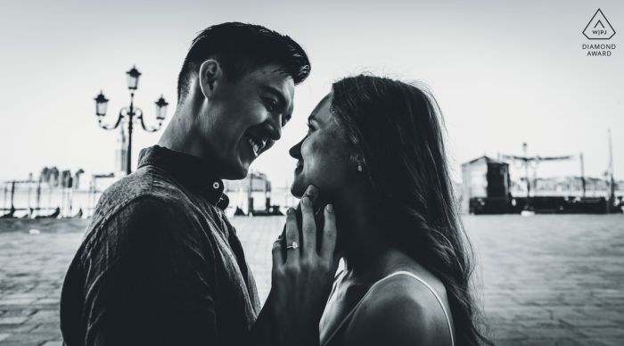 Retrato en blanco y negro de Venecia, Italia para fotografías de compromiso en la plaza de San Marcos