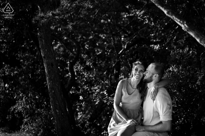 En Duino, Trieste, Italia, todo son abrazos y sonrisas para esta pareja sentada sentada