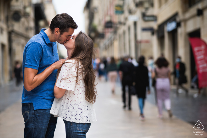 A wedding photographer from France captured this kissing Bordeaux couple in the streets of the city