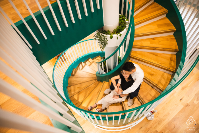 Dans un bureau partagé à Singapour, le couple vit ses minutes magiques dans l'escalier en colimaçon