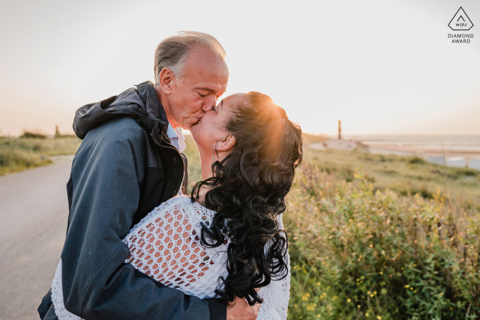 Em Breskens, o casal se beija durante o pôr do sol na praia