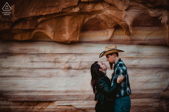 Une séance de portrait de couple Valley of Fire avec une sensation intime contre une paroi rocheuse