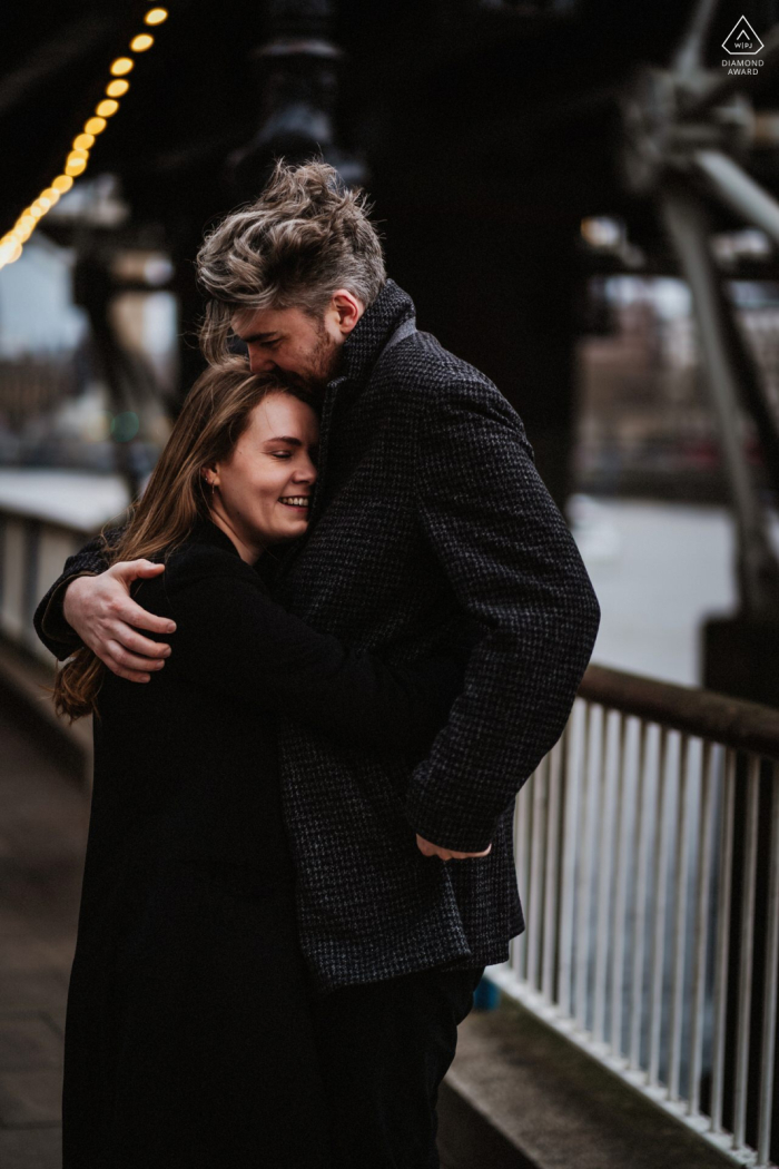 Um casal londrino se abraça para se aquecer do lado de fora do Southbank Centre em uma manhã fria de fevereiro