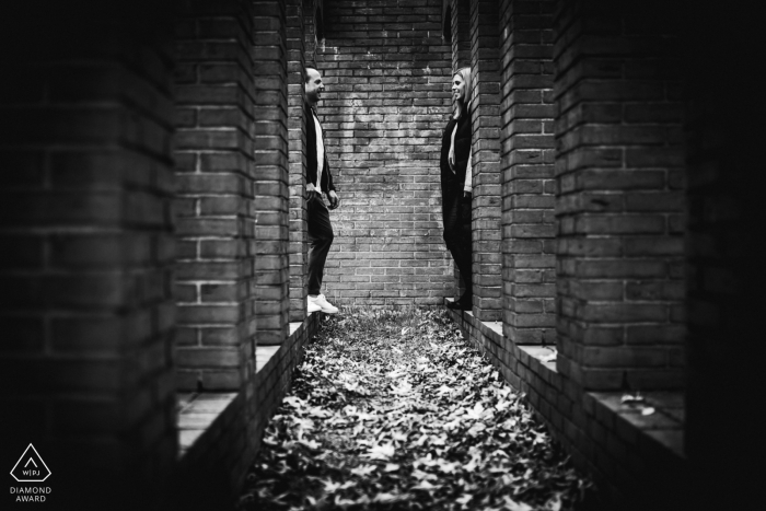 Le couple a posé pour une photo à Oberhofenpark à Göppingen, entouré des colonnes de briques symétriques et des ruines de l'ancien bâtiment