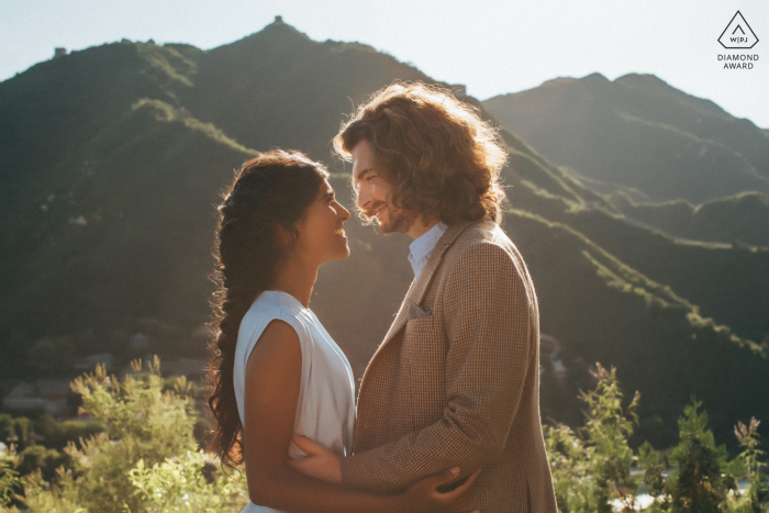 Le portrait de fiançailles du couple pris dans la majestueuse section Juyongguan de la Grande Muraille de Chine symbolise leur amour illuminé par la lumière du soleil