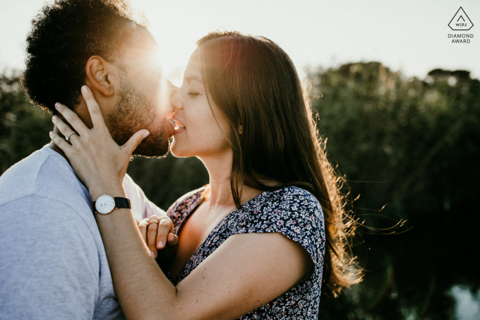 The photographer captured the romance of a Mauguio couple with a stunning engagement portrait