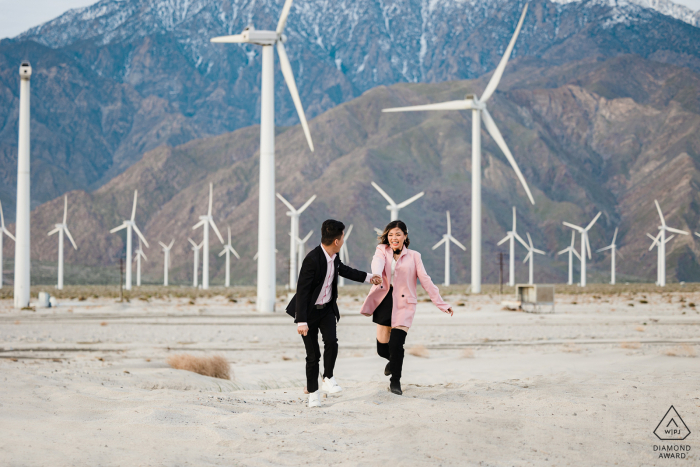 La pareja disfruta de una romántica sesión de compromiso junto a los molinos de viento de Palm Springs, California