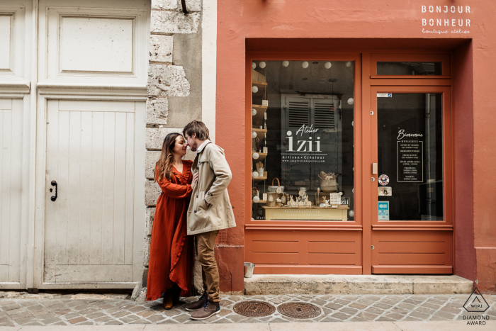 In Chartres, a couple opted for an engagement portrait and chose to pose in front of a local storefront