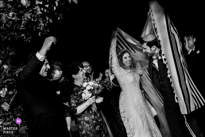 Photo by: <a href="https://www.wpja.com/contests/2018-v01-photography-competition/best-wedding-photographers/2167231">Isabelle Hattink - Rotterdam Zuid Holland</a> Israel, Jerusalem bride and groom smile at each other during the wedding ceremony