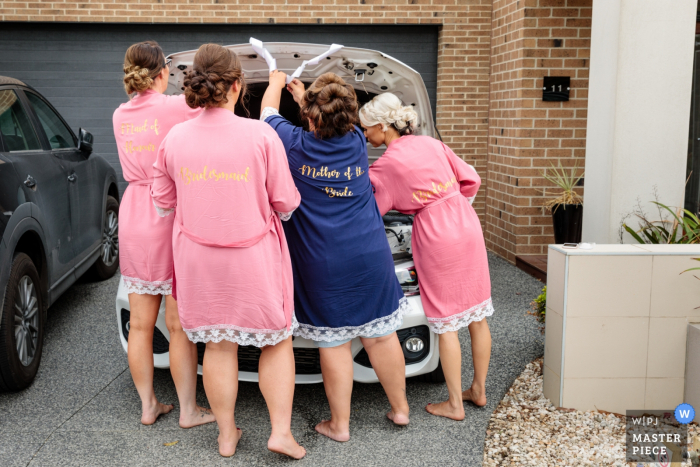 Photo by: <a href="https://www.wpja.com/contests/2018-v01-photography-competition/best-wedding-photographers/2169326">Alan Rogers - Doncaster East Victoria</a> Plumpton, Melbourne, Australia Wedding Photograph of Mother and Bridesmaids working the truck of an auto