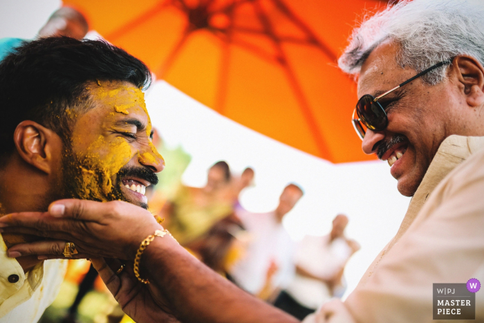 Photo by: <a href="https://www.wpja.com/contests/2018-v01-photography-competition/best-wedding-photographers/2169366">Geeshan Bandara - Rajagiriya Western</a> Guest smiles with the groom as he hold his head at the wedding at Citrus Waskaduwa