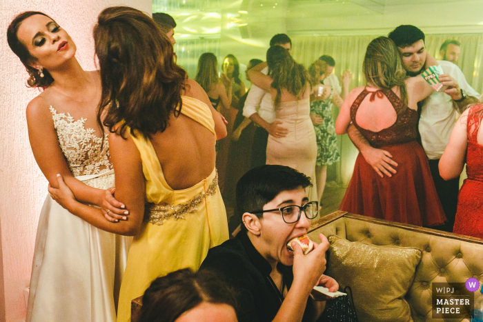 Photo by: <a href="https://www.wpja.com/contests/2018-v01-photography-competition/best-wedding-photographers/2170766">Guilherme Bastian - Guapor Rio Grande do Sul</a> Porto Alegre couples slow dance together at the reception