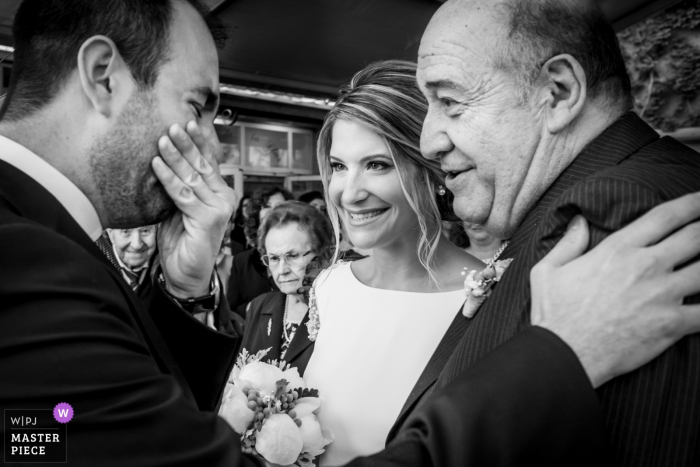 Cocentaina groom gets emotional while with the bride and her father at the wedding