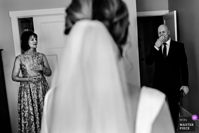 Photo: <a href="https://www.wpja.com/contests/2018-v01-photography-competition/best-wedding-photographers/2172411"> Curtis Moore - Winnipeg (Manitoba) </a> Un père d'épouse à Winnipeg, au Manitoba, est ému lorsqu'il la voit dans sa robe de mariée
