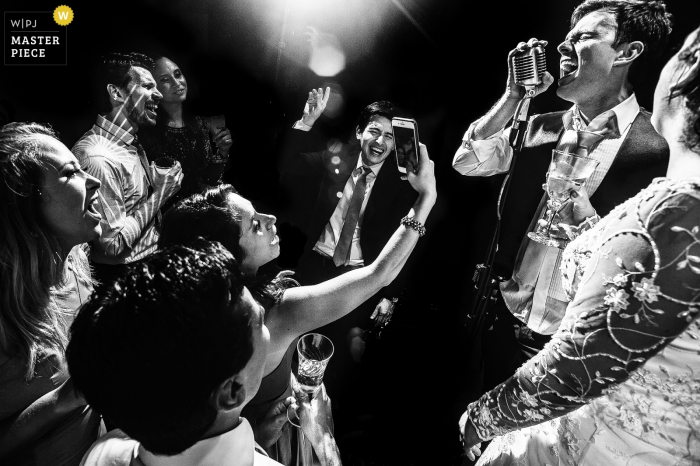 Photo by: <a href="https://www.wpja.com/contests/2018-v01-photography-competition/best-wedding-photographers/2173286">Vinicius Fadul - Campinas São Paulo</a> Campinas bridal party singing and taking videos at the reception