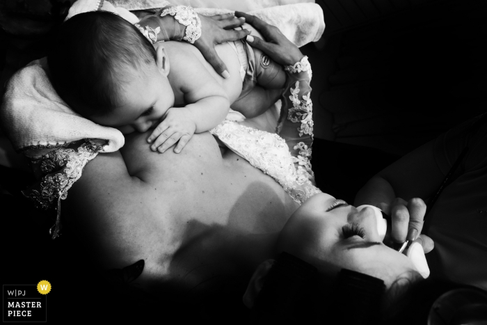 the bride with her baby before the wedding while in her dress Goiania bride with her baby before the wedding while in her dress