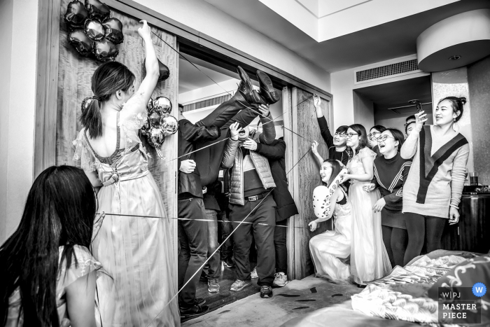 Photo: <a href="https://www.wpja.com/contests/2018-v02-photography-competition/best-wedding-photographers/2180216"> Wenbo Si - Zhengzhou </a> Chine fête nuptiale jouant à des jeux à la porte de mariage s'écraser