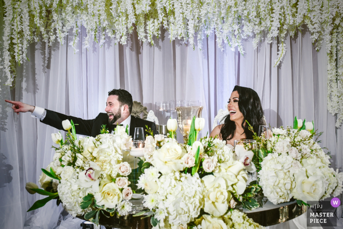Foto: <a href="https://www.wpja.com/contests/2018-v02-Fotografie-wettbewerb/best-wedding-photographers/2181311"> Adeline Leonti - Montreal Quebec </a> Braut und Bräutigam von Montreal, Quebec lachen beim Hochzeitsempfang
