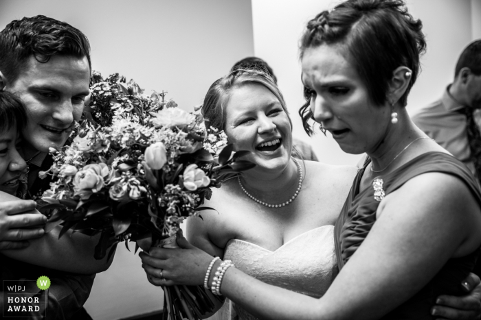 Photo: <a href="https://www.wpja.com/contests/2018-v02-photography-competition/2182261"> Penny McCoy - Columbia Heights Minnesota </a> Photographe de mariage Mounds View Event Center - La mariée avec ses amies et ses bouquets en noir et blanc