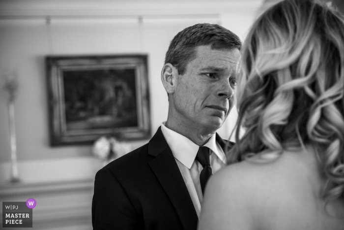 Photo: <a href="https://www.wpja.com/contests/2018-v02-photography-competition/best-wedding-photographers/2182311"> Penny McCoy - Columbia Heights au Minnesota </a> Le père de la mariée devient émue en la voyant dans sa robe au manoir Gale