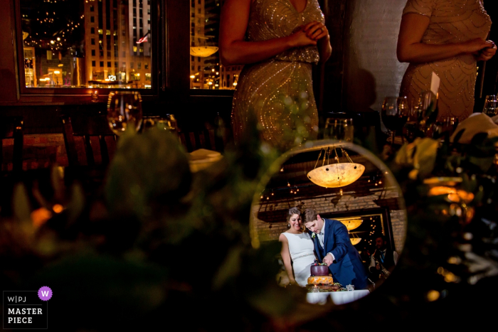 Foto di: <a href="https://www.wpja.com/contests/2018-v03-photography-competition/best-wedding-photographers/2185861"> Victoria Sprung - Chicago Illinois </a> Chicago, Illinois sposi tagliare la torta al ricevimento di nozze