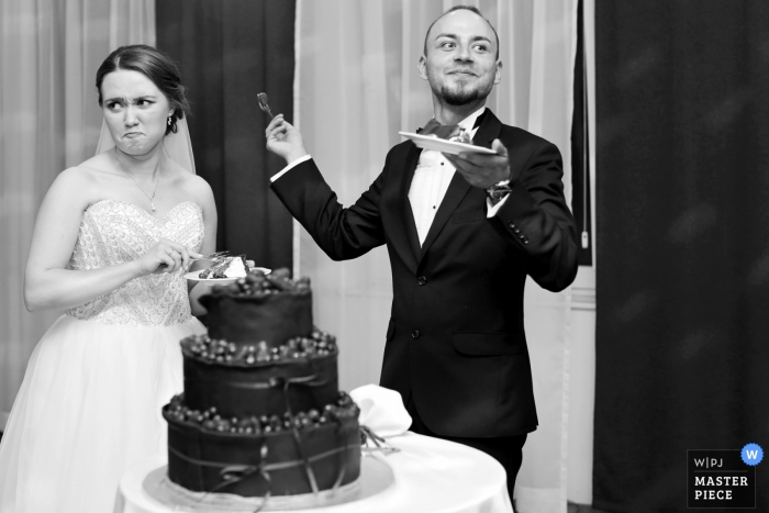 Foto: <a href="https://www.wpja.com/contests/2018-v03-Fotowettbewerb/Best-wedding-Photographier/2186496"> Justyna Ortyl - Mielec Podkarpackie </a> Mielec, Polen Braut und Bräutigam mit der Hochzeitstorte an der Rezeption