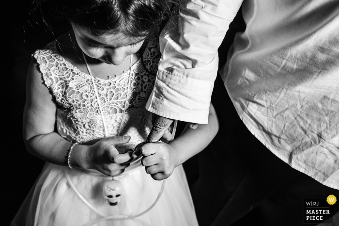 Valinhos Mädchen hält den Finger des Bräutigams bei der Hochzeit