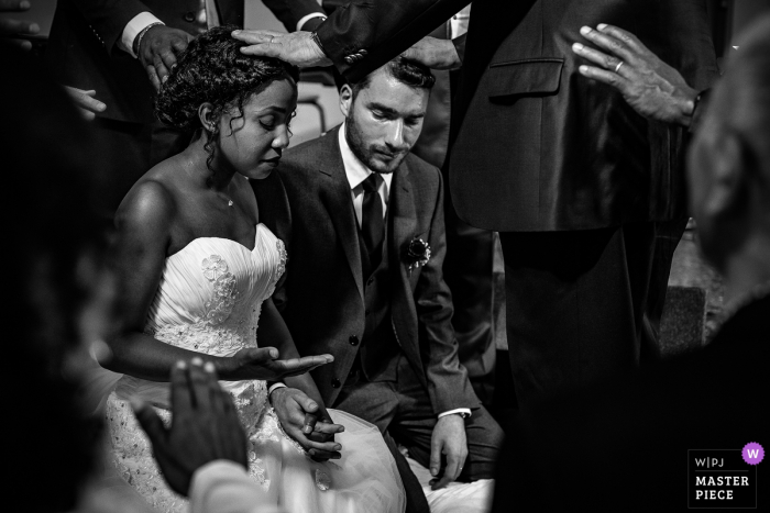 La novia y el novio de Lyon rezan en la ceremonia de boda