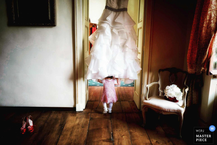 Photo by: <a href="https://www.wpja.com/contests/2018-v04-photography-competition/best-wedding-photographers/2190191">Maurizio Gjivovich - Ivrea Torino</a> Villa Soleil, Colleretto girl walking underneath the brides dress
