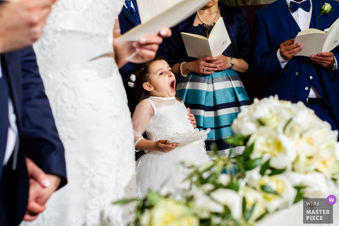 Sicilia niña bostezando durante la ceremonia de boda