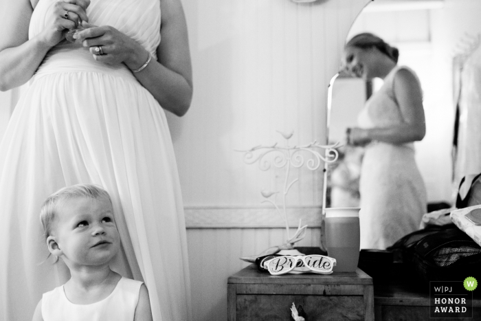 Roswell Mill Club, Roswell, fotógrafo de bodas de GA: una pequeña niña está vestida y lista para la ceremonia de boda