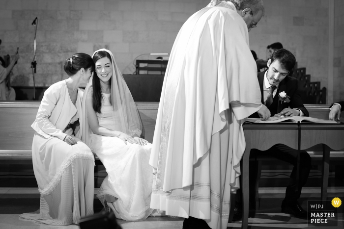 Foto di: <a href="https://www.wpja.com/contests/2018-v04-photography-competition/best-wedding-photographers/2193266"> Marco Odorino - Monopoli Bari </a> La Puglia parla e sorride con la damigella d'onore durante la firma del certificato di matrimonio