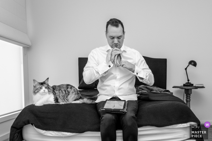 Foto: <a href="https://www.wpja.com/contests/2018-v05-Fotowettbewerb/Best-wedding-Photographers/2199326"> Alan Rogers - Doncaster East Victoria </a> Bräutigam nach Hause, Melbourne bereitet seine Krawatte vor der Hochzeitszeremonie vor