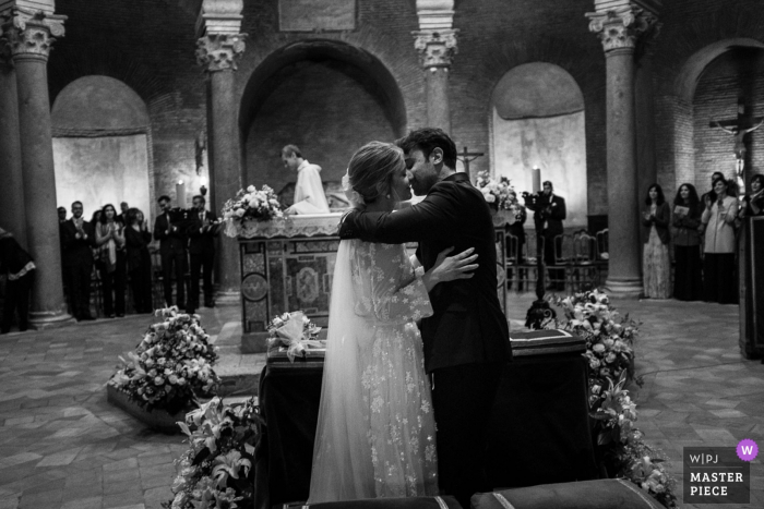 Foto por: <a href="https://www.wpja.com/contests/2018-v05-photography-competition/best-wedding-photographers/2201211"> Claudio Valerio - Cosenza Reggio Calabria </a> Mausoleo Santa Costanza, novia y novio de Roma se besan durante la ceremonia de boda