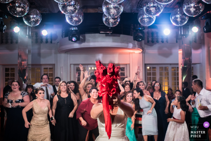 Photo: <a href="https://www.wpja.com/contests/2018-v05-photography-competition/best-wedding-photographers/2201931"> Clara Sampaio - Rio de Janeiro Rio de Janeiro </a> Rio de Janeiro, Brésil: les invités se préparent à prendre le bouquet à la réception