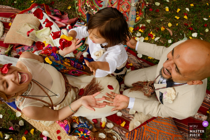 Braut und Bräutigam feiern mit einem Jungen bei der Hochzeit in Lima, Peru