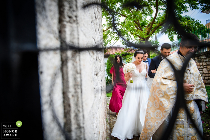 Foto: <a href="https://www.wpja.com/contests/2018-v06-photography-competition/best-wedding-photographers/2208121"> Bozhidar Krastev - Ruse </a> Varna, fotógrafo de bodas en Bulgaria: los novios siguen al sacerdote a través del patio hasta la ceremonia