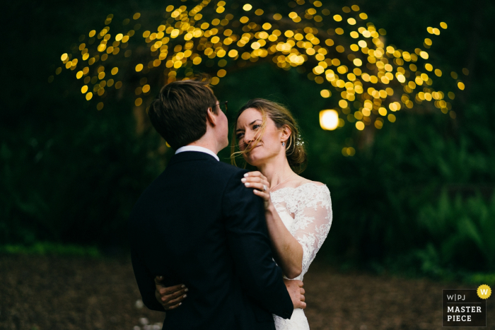 Photo: <a href="https://www.wpja.com/contests/2018-v06-photography-competition/best-wedding-photographers/2208211"> Bradley Hanson - Minneapolis Minnesota </a> Photo des mariés se souriant l'un à l'autre avec un bokeh à Minneapolis, dans le Minnesota