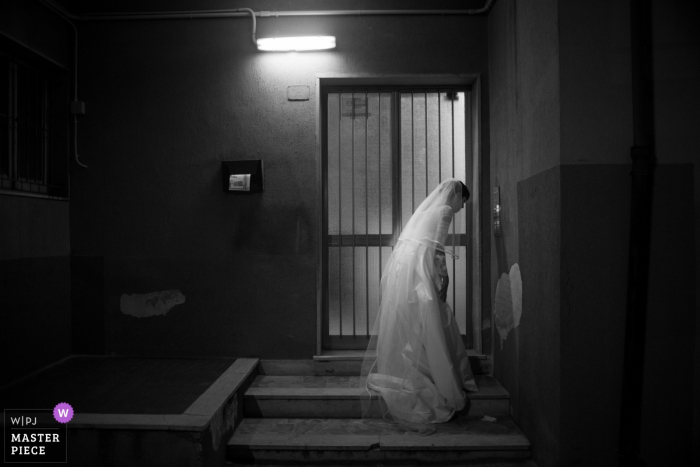 Foto al aire libre de la novia en su vestido de novia en Siracusa, Sicilia