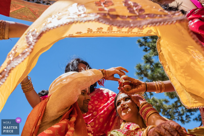 Foto door: <a href="https://www.wpja.com/contests/2018-v06-photography-competition/best-wedding-photographers/2210766"> Shaunte Dittmar - Lake Tahoe California </a> Traditionele openluchthuwelijksceremonie Kleurenfoto van Meer Tahoe, Californië
