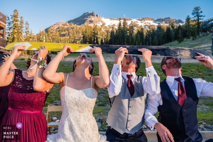 Foto door: <a href="https://www.wpja.com/contests/2018-v06-photography-competition/best-wedding-photographers/2210796"> Shaunte Dittmar - Lake Tahoe California </a> Bruids partijschoten naast een ski samen buiten bij de huwelijksontvangst bij Meer Tahoe, Californië