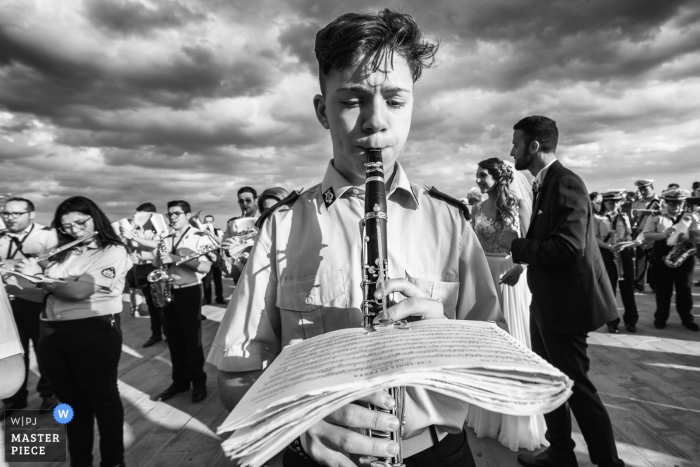 Foto: <a href="https://www.wpja.com/contests/2018-v06-Fotowettbewerb/Best-wedding-Fotografen/2210906"> Salvo Moroni - Viagrande Catania </a> Foto im Freien einer Band, die Musik für die Braut und den Bräutigam in Sicilia spielt