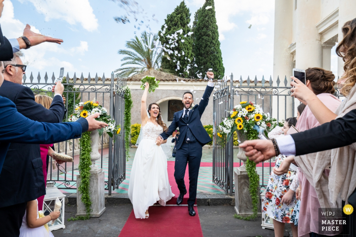 Foto: <a href="https://www.wpja.com/contests/2018-v06-Fotowettbewerb/Best-wedding-Fotografen/2210946"> Salvo Moroni - Viagrande Catania </a> Sicilia Braut und Bräutigam halten sich an den Händen und feiern nach der Trauung mit den Gästen