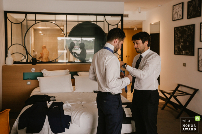 Foto: <a href="https://www.wpja.com/contests/2018-v06-Fotowettbewerb/best-wedding-photographers/2211966"> Lukas Guillaume - Miami Florida </a> Hossegor Groomsmen, die zur Hochzeit - Frankreich-Hochzeitsfotografie fertig werden