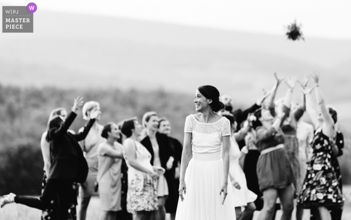 Photo by: <a href="https://www.wpja.com/contests/2018-v06-photography-competition/best-wedding-photographers/2212076">Sylvain Garderes - Beost </a> Outdoor photo of guests reaching for the bouquet in Luberon, France