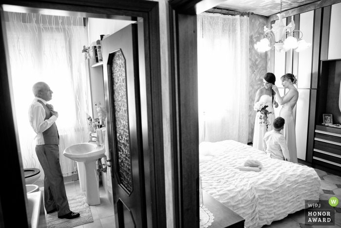 Foto por: <a href="https://www.wpja.com/contests/2018-v07-photography-competition/best-wedding-photographers/2227241"> Massimiliano Beccati - Milano Milano </a> Novia y papá preparándose - Casa particular, Limbiate, Italia