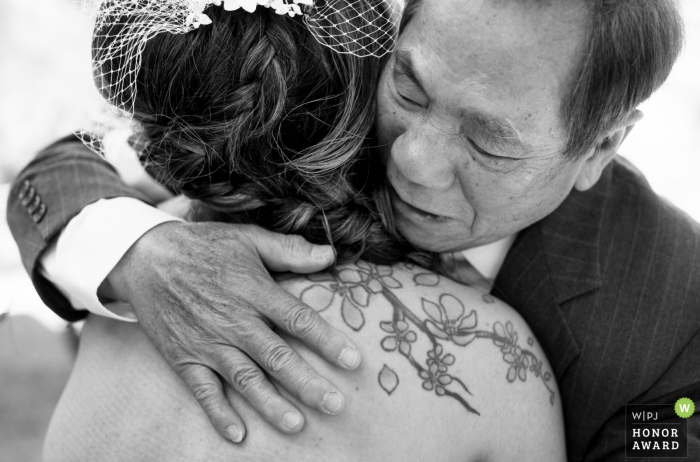 Foto di: <a href="https://www.wpja.com/contests/2018-v07-photography-competition/best-wedding-photographers/2228246"> Laura Segall - Phoenix Arizona </a> Il padre di Scottsdale abbraccia la figlia prima del matrimonio | Fotografo di matrimoni in Arizona