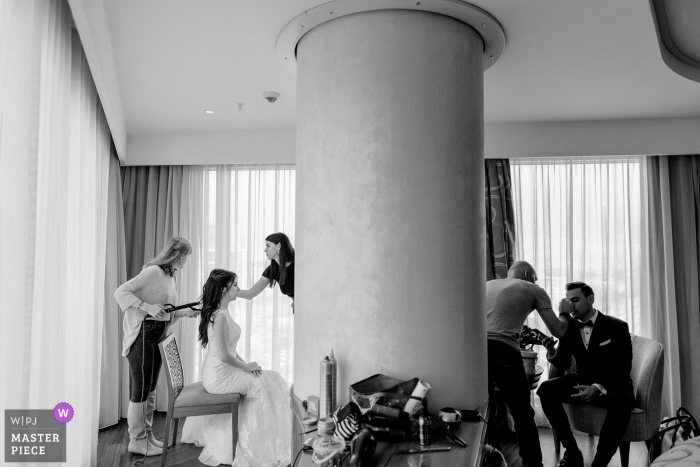 Foto de la novia y el novio preparándose antes de la ceremonia de boda en Turquía, Bursa