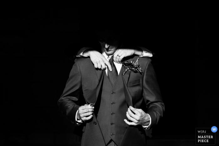 Foto: <a href="https://www.wpja.com/contests/2018-v07-Fotowettbewerb/best-wedding-photographers/2229001"> Lukas Guillaume - Miami Florida </a> Foto des Bräutigams seinen Smoking erhalten geregelt vor der Hochzeit in Miami, Florida