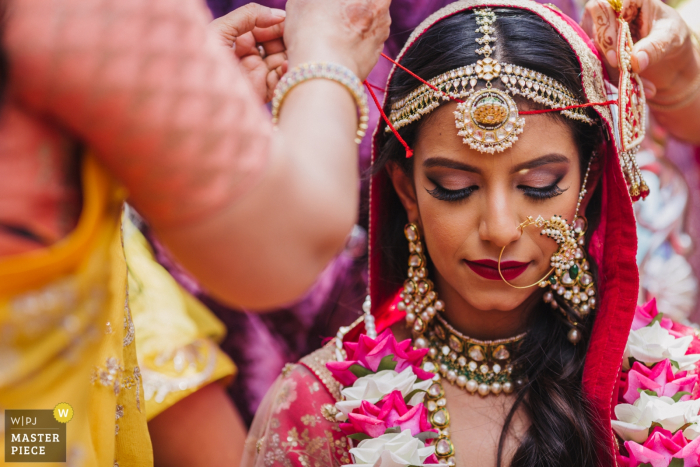 Foto: <a href="https://www.wpja.com/contests/2018-v07-Fotowettbewerb/best-wedding-photographers/2229016"> Lukas Guillaume - Miami Florida </a> Braut, die Hilfe mit ihrem Kleid vor der Hochzeitszeremonie in Miami, Florida erhält